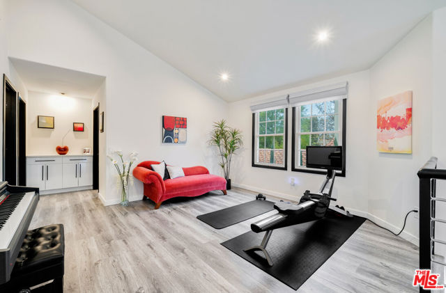 4392 Park Paloma, Calabasas CA: https://media.crmls.org/mediaz/9c81880f-8ff7-4bed-aceb-5fc66bf15eb7.jpg