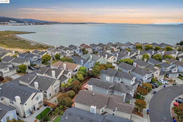 16 Bay Harbor Ct, Richmond CA: https://media.crmls.org/mediaz/9c84ae74-e73d-4f93-86ec-1e12e8a68ffe.jpg