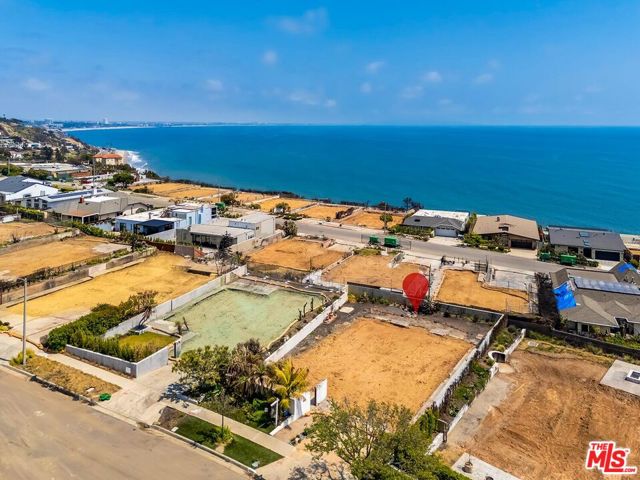 18208 Kingsport Drive, Malibu CA: https://media.crmls.org/mediaz/9c85ab52-d9d0-41c4-a4fb-1de229644695.jpg