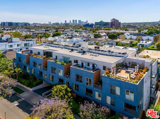 855 N Croft Avenue, Los Angeles CA: https://media.crmls.org/mediaz/9c85afb5-9a70-4f32-8c55-85c035a0b868.jpg