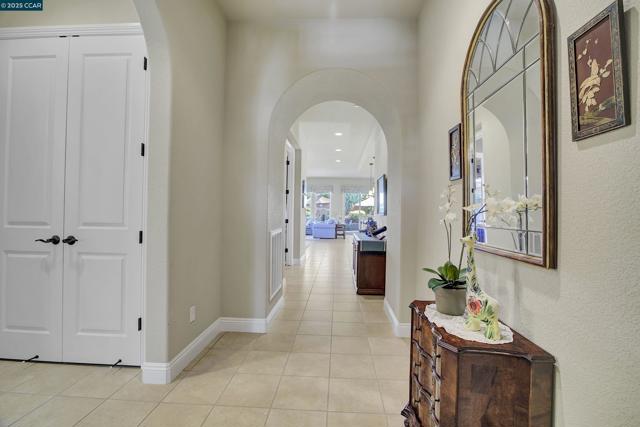 1648 Chianti Ln, Brentwood CA: https://media.crmls.org/mediaz/9c872906-d7ba-4c02-8f32-8c1bd14e9163.jpg