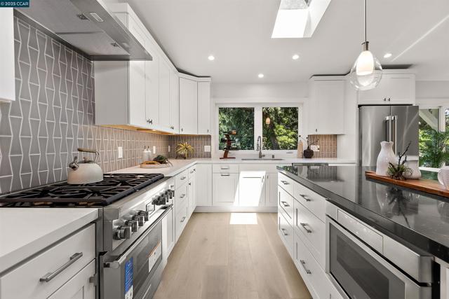 706 St Marys Rd, Lafayette CA: https://media.crmls.org/mediaz/9c87b9c3-101a-41ca-99aa-2cd795f63e39.jpg