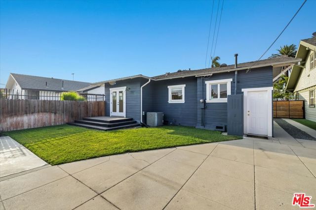 1828 W 43rd Place, Los Angeles CA: https://media.crmls.org/mediaz/9c87cb97-a32a-4733-8822-f58ace47054f.jpg
