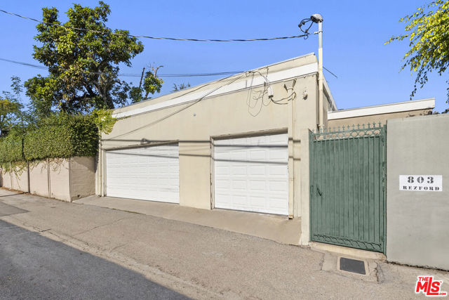 803 N Rexford Drive, Beverly Hills CA: https://media.crmls.org/mediaz/9c888000-4722-4731-8037-5254b8d80032.jpg