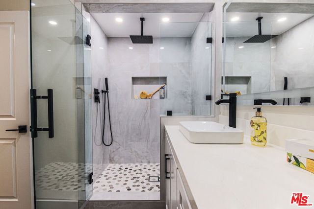 133 S Oakhurst Drive, Beverly Hills CA: https://media.crmls.org/mediaz/9c88cc79-29cc-481e-bd84-421f8f94b8c2.jpg