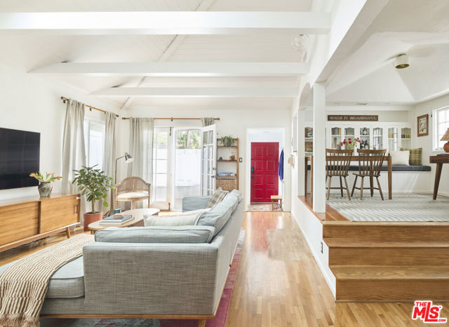 8460 Kirkwood Drive, Los Angeles CA: https://media.crmls.org/mediaz/9c890f03-ec94-4420-ab49-6191eb624b43.jpg