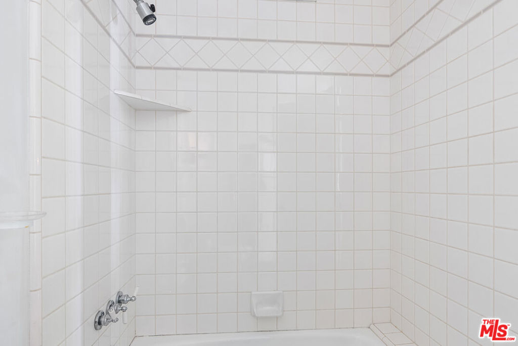 https://media.crmls.org/mediaz/9c899d00-f340-4e6a-bf01-f568aa69953b.jpg?preset=X-Large