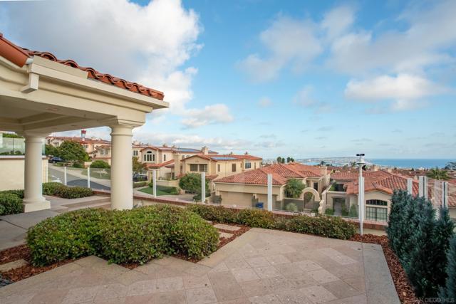 1327 Caminito Batea, La Jolla CA: https://media.crmls.org/mediaz/9c8ad530-28b4-46cc-8b4b-1fb9238c89f9.jpg