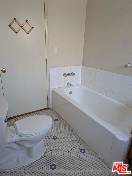 2134 8th Avenue, Los Angeles CA: https://media.crmls.org/mediaz/9c8c16bf-9235-400c-8cb2-6aa43dd81927.jpg