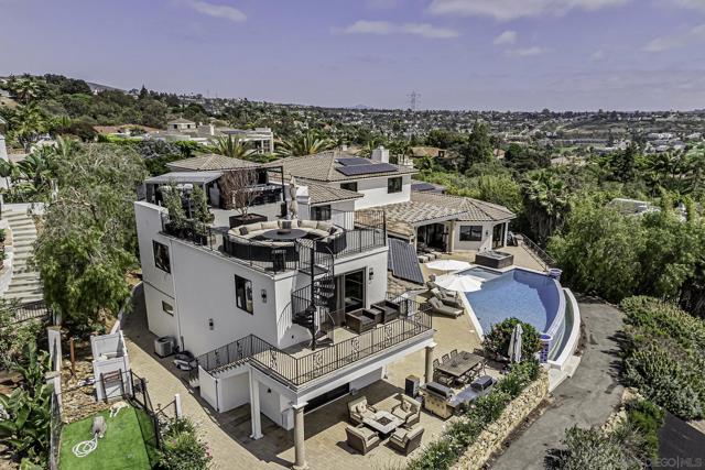 7335 El Fuerte St, Carlsbad CA: https://media.crmls.org/mediaz/9c8c6a78-a57f-47ad-9190-84b3ec93cac2.jpg