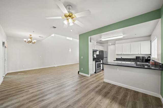 Detail Gallery Image 6 of 52 For 9300 Burnet Ave #111,  North Hills,  CA 91343 - 3 Beds | 2/1 Baths