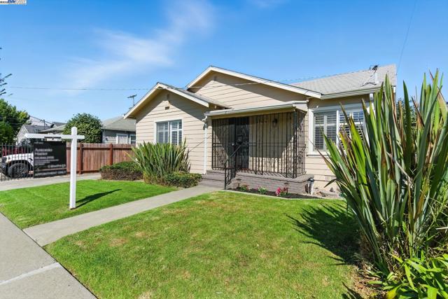 923 90Th Ave, Oakland CA: https://media.crmls.org/mediaz/9c8df310-d1c9-46bd-8ca9-d9e6c506281e.jpg