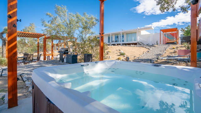 6946 Lennox Avenue, Yucca Valley CA: https://media.crmls.org/mediaz/9c8e83d5-d50c-44c1-80d0-a8fa4a64f97b.jpg