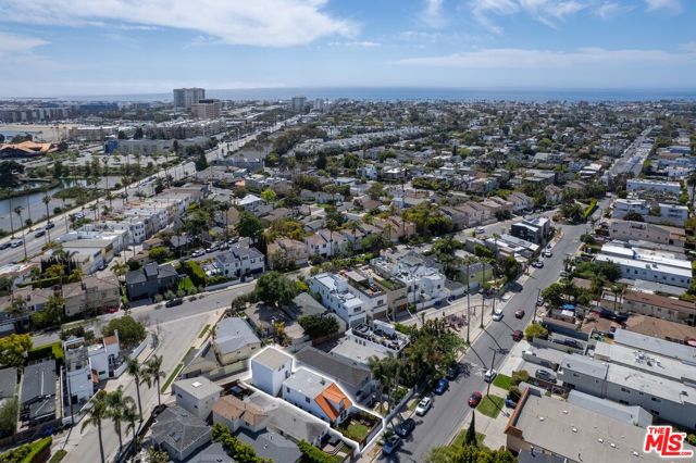 666 Marr Street, Venice CA: https://media.crmls.org/mediaz/9c8eb599-7009-46e6-b549-f1fec68e00cf.jpg