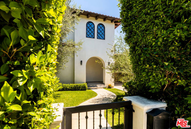 356 S Clark Drive, Beverly Hills CA: https://media.crmls.org/mediaz/9c8ee9b5-3c6a-4f50-811d-db90a103e861.jpg