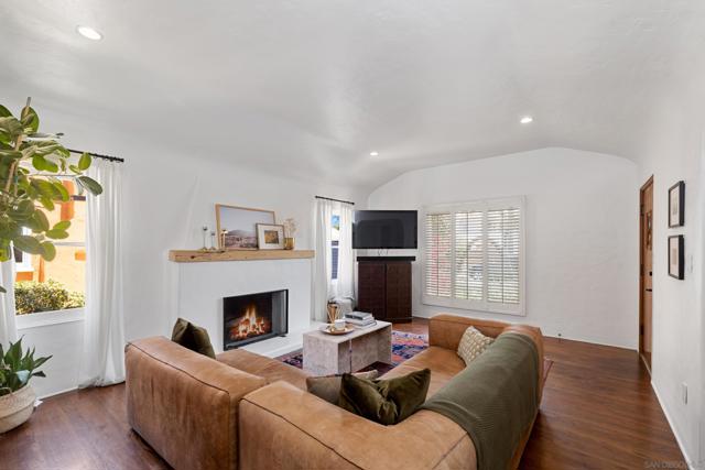 4826 Biona Dr, San Diego CA: https://media.crmls.org/mediaz/9c8f24ac-bc61-490e-8afa-a6ca3ffca76b.jpg