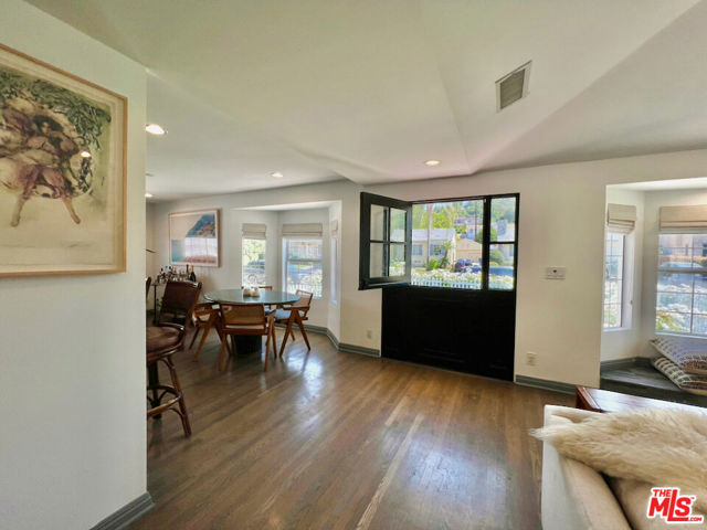 18033 Rosita Street, Encino CA: https://media.crmls.org/mediaz/9c8f3ee4-143f-400b-81ff-6a06dd03ab4c.jpg