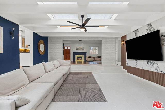 14253 Collins Street, Los Angeles CA: https://media.crmls.org/mediaz/9c90a3e1-7c52-4706-8078-7681c83f8973.jpg