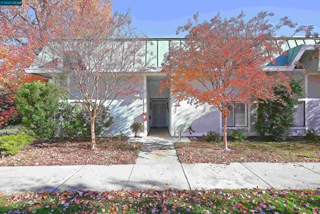 2748 Tice Creek Dr, Walnut Creek CA: https://media.crmls.org/mediaz/9c90b280-c541-468e-9cb7-56e7f14184b0.jpg