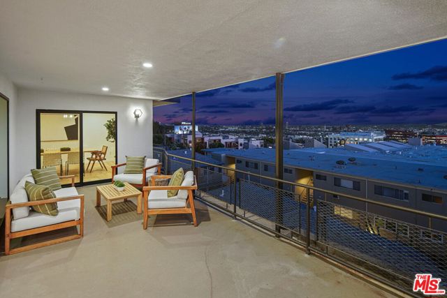 1210 LARRABEE Street photo 5