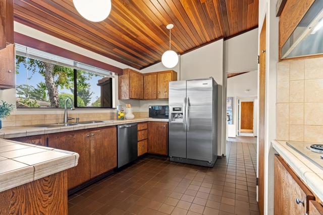 6960 Via Estrada, La Jolla CA: https://media.crmls.org/mediaz/9c90dd80-a1cd-45d3-a08c-7cb3c7f215f5.jpg