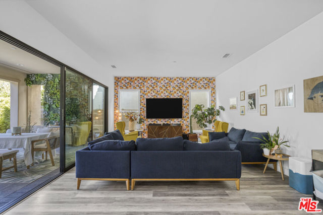 12333 N Finch Court, Porter Ranch CA: https://media.crmls.org/mediaz/9c921074-1f8d-4acc-b502-4cdb85a40815.jpg