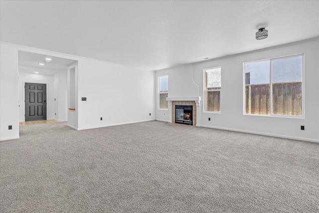 1233 Greenleaf Loop, Greenfield CA: https://media.crmls.org/mediaz/9c92696e-c35f-48ee-908d-0d06d91b043c.jpg