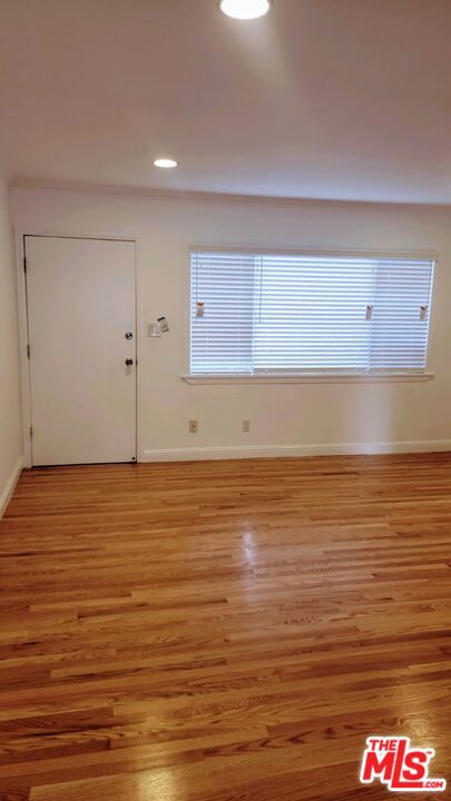 309 Broadway Street, Venice CA: https://media.crmls.org/mediaz/9c92f100-6c0f-455c-8605-18a95c2c8ee8.jpg