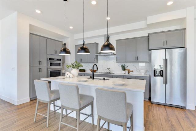 210 Waters Park Circle, San Mateo CA: https://media.crmls.org/mediaz/9c94bf6a-63d1-4fe2-b822-116339213a3f.jpg