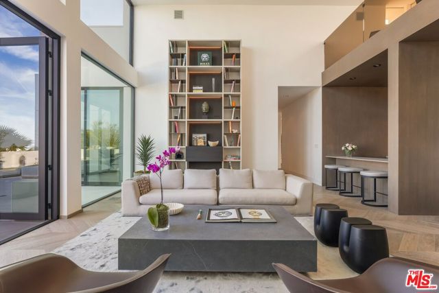 9405 Sierra Mar Place, Los Angeles CA: https://media.crmls.org/mediaz/9c95158c-285d-4010-9338-801d4c6eadf1.jpg