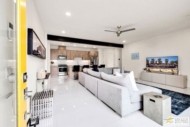 173 The riv, Palm Springs CA: https://media.crmls.org/mediaz/9c95d2e8-38ce-492e-b936-550c660b6893.jpg
