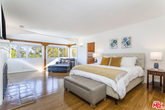 7825 Hillside Avenue, Los Angeles CA: https://media.crmls.org/mediaz/9c95fa57-5c61-4870-9160-dd9888d21078.jpg