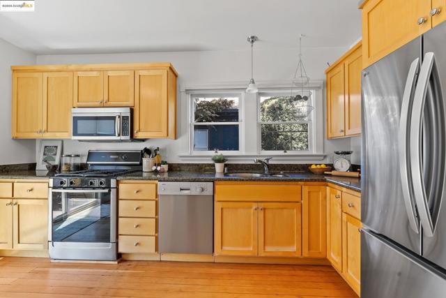 393 43Rd St, Oakland CA: https://media.crmls.org/mediaz/9c967550-abbc-4c31-a068-1ae7d4e7d143.jpg