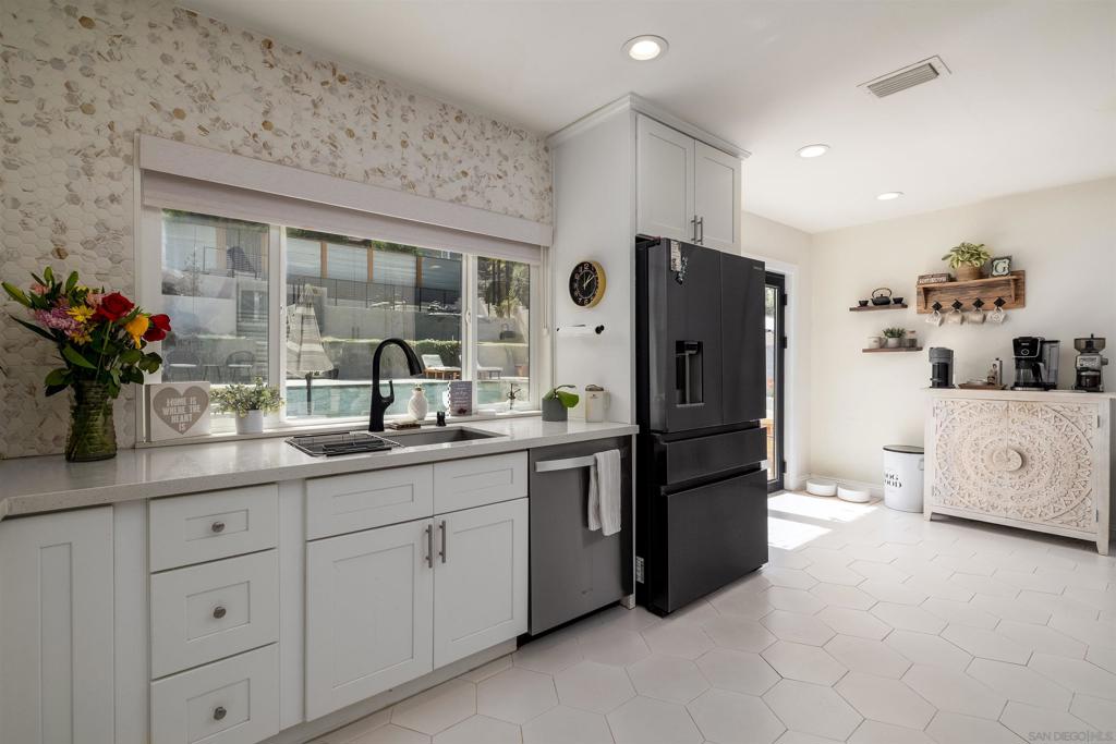 MLS #250027362SD img 11