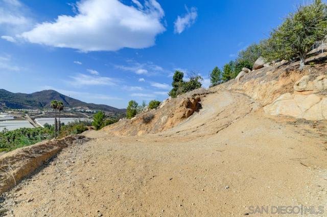496 Camino Calafia, San Marcos CA: https://media.crmls.org/mediaz/9c977f57-62be-419b-933b-ce4ba5c65d28.jpg