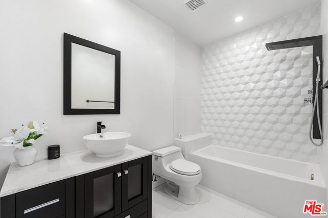 5229 Balboa Boulevard, Encino CA: https://media.crmls.org/mediaz/9c980900-0958-476d-8e70-3e1eaef339fd.jpg