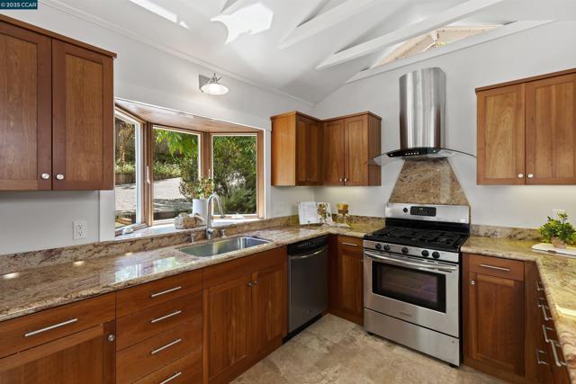 1754 Reliez Valley Rd, Lafayette CA: https://media.crmls.org/mediaz/9c98903f-ada7-4755-96e4-0b0f2ba28222.jpg