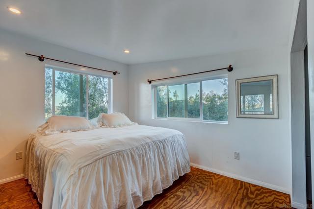 23898 Crown Hill Ln, Escondido CA: https://media.crmls.org/mediaz/9c999d4b-a90e-4026-b8ef-be129da20388.jpg