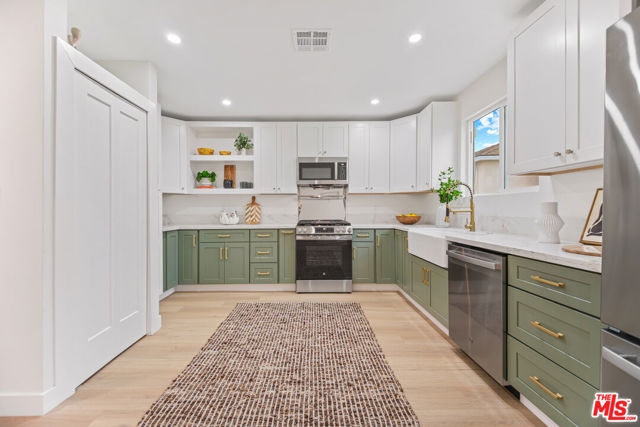 5722 Valley Ridge Avenue, Los Angeles CA: https://media.crmls.org/mediaz/9c99bde0-abde-4463-82b0-21d8c2b41f70.jpg