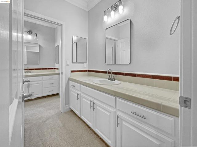1127 Santa Margherita Way, Brentwood CA: https://media.crmls.org/mediaz/9c9a7311-e5fa-43a5-a3c3-633918983a20.jpg