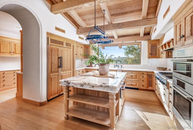 6884 El Camino Del Norte, Rancho Santa Fe CA: https://media.crmls.org/mediaz/9c9a8486-89ea-4166-9758-4a8989351e09.jpg