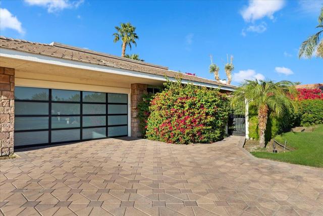 2 Deerfield Court, Rancho Mirage CA: https://media.crmls.org/mediaz/9c9a971f-6637-49ab-b7c0-98034d0bdac8.jpg