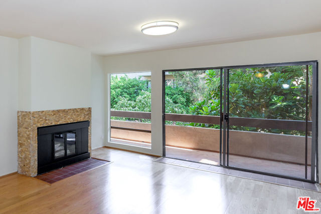950 N Kings Road, West Hollywood CA: https://media.crmls.org/mediaz/9c9b7b11-fa76-4877-81a5-5a4d966c780f.jpg