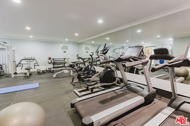 1154 S Barrington Avenue, Los Angeles CA: https://media.crmls.org/mediaz/9c9bd648-5645-4801-8505-75e8fc6a2632.jpg