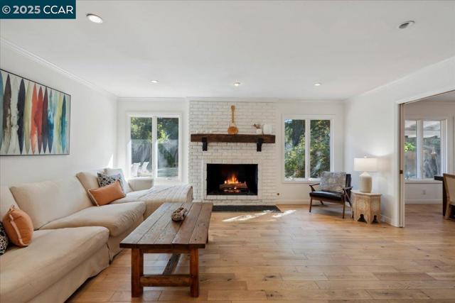 42 Freitas Dr, Moraga CA: https://media.crmls.org/mediaz/9c9be6ff-2ac7-4a8f-bd53-00bd223addd3.jpg