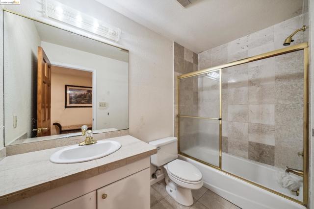 2335 Tunnel Rd, Oakland CA: https://media.crmls.org/mediaz/9c9c7395-f020-4631-b10f-37fe70b9660c.jpg
