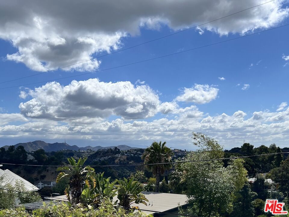 https://media.crmls.org/mediaz/9c9c8753-f228-4e2c-8d35-0d75605c427d.jpg?preset=X-Large