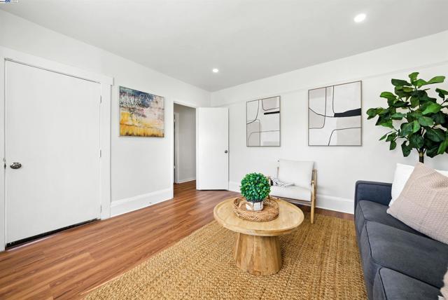 2539 Grande Vista Ave, Oakland CA: https://media.crmls.org/mediaz/9c9d7dde-a9ba-4b03-adbf-8f86db0e3fe1.jpg