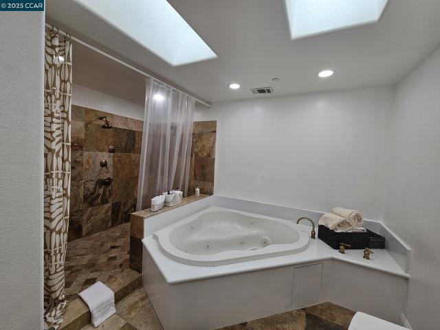 2785 Butters Dr, Oakland CA: https://media.crmls.org/mediaz/9c9e333c-54f5-4c40-b085-36f31470fb9f.jpg