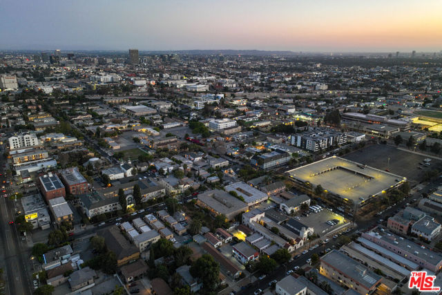 4124 Monroe Street, Los Angeles CA: https://media.crmls.org/mediaz/9c9e6e5b-d031-43f2-b497-4f86bad7bea4.jpg